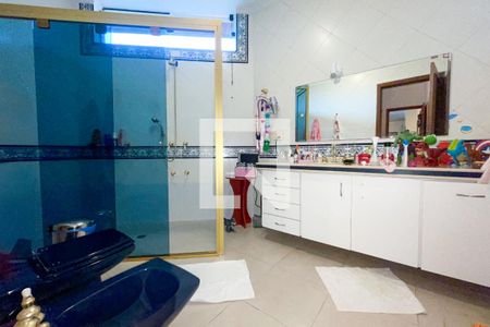 Casa à venda com 372m², 4 quartos e 6 vagas Casa à venda com 372m², 4 quartos e 6 vagasBanheiro da Suíte 2