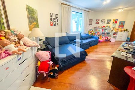 Casa à venda com 372m², 4 quartos e 6 vagas Casa à venda com 372m², 4 quartos e 6 vagasBrinquedoteca