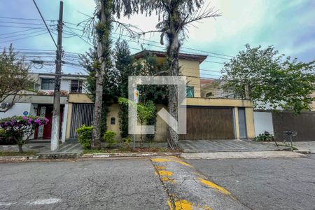 Casa à venda com 372m², 4 quartos e 6 vagas Casa à venda com 372m², 4 quartos e 6 vagasFachada