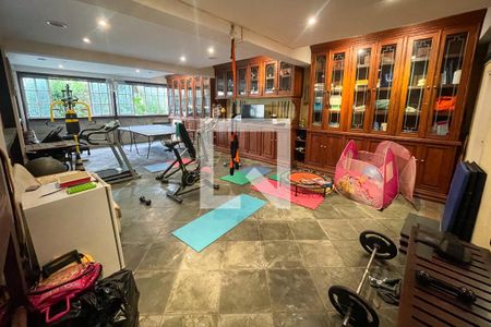 Casa à venda com 372m², 4 quartos e 6 vagas Casa à venda com 372m², 4 quartos e 6 vagasAcademia