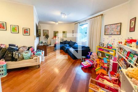 Casa à venda com 372m², 4 quartos e 6 vagas Casa à venda com 372m², 4 quartos e 6 vagasBrinquedoteca