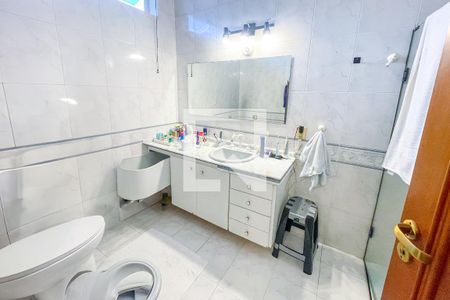 Casa à venda com 372m², 4 quartos e 6 vagas Casa à venda com 372m², 4 quartos e 6 vagasBanheiro da Suíte 1