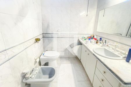 Casa à venda com 372m², 4 quartos e 6 vagas Casa à venda com 372m², 4 quartos e 6 vagasBanheiro da Suíte 1