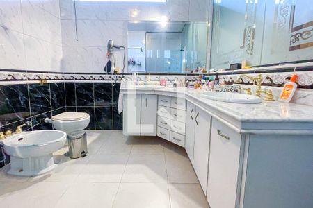 Casa à venda com 372m², 4 quartos e 6 vagas Casa à venda com 372m², 4 quartos e 6 vagasBanheiro da Suíte 4