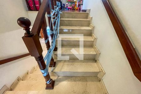 Casa à venda com 372m², 4 quartos e 6 vagas Casa à venda com 372m², 4 quartos e 6 vagasEscada