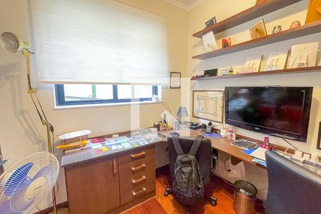 Casa à venda com 372m², 4 quartos e 6 vagas Casa à venda com 372m², 4 quartos e 6 vagasEscritório