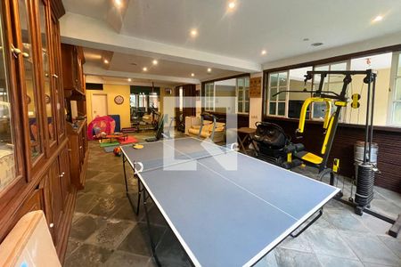 Casa à venda com 372m², 4 quartos e 6 vagas Casa à venda com 372m², 4 quartos e 6 vagasAcademia