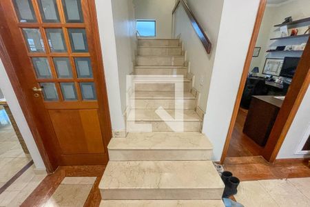 Casa à venda com 372m², 4 quartos e 6 vagas Casa à venda com 372m², 4 quartos e 6 vagasEscada