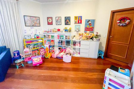 Casa à venda com 372m², 4 quartos e 6 vagas Casa à venda com 372m², 4 quartos e 6 vagasBrinquedoteca