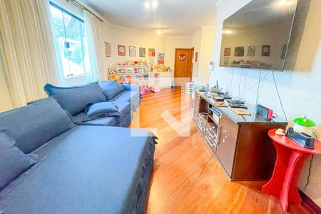 Casa à venda com 372m², 4 quartos e 6 vagas Casa à venda com 372m², 4 quartos e 6 vagasBrinquedoteca