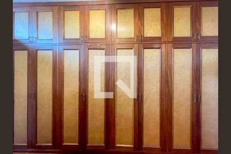 Casa à venda com 372m², 4 quartos e 6 vagas Casa à venda com 372m², 4 quartos e 6 vagasCloset da suíte