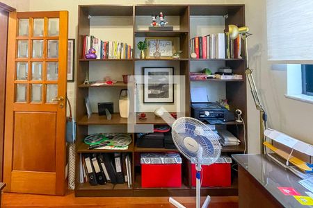 Casa à venda com 372m², 4 quartos e 6 vagas Casa à venda com 372m², 4 quartos e 6 vagasEscritório