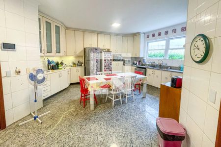 Casa à venda com 372m², 4 quartos e 6 vagas Casa à venda com 372m², 4 quartos e 6 vagasCozinha