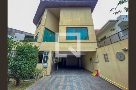 Casa à venda com 372m², 4 quartos e 6 vagas Casa à venda com 372m², 4 quartos e 6 vagasFachada