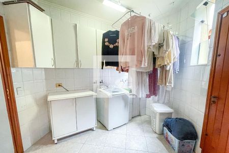 Casa à venda com 372m², 4 quartos e 6 vagas Casa à venda com 372m², 4 quartos e 6 vagasLavanderia