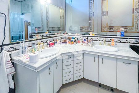 Casa à venda com 372m², 4 quartos e 6 vagas Casa à venda com 372m², 4 quartos e 6 vagasBanheiro da Suíte 4