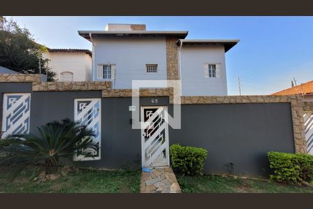 Casa à venda com 350m², 4 quartos e 5 vagas Casa à venda com 350m², 4 quartos e 5 vagasFachada