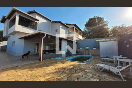 Casa à venda com 350m², 4 quartos e 5 vagas Casa à venda com 350m², 4 quartos e 5 vagasQuintal