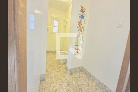 Casa à venda com 343m², 4 quartos e 2 vagasBanheiro da semi Suíte 2 e 3
