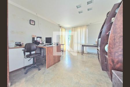 Casa à venda com 343m², 4 quartos e 2 vagasEscritório