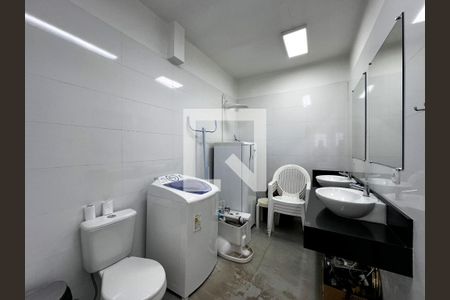 Casa à venda com 250m², 4 quartos e 5 vagasBanheiro de Serviço 1