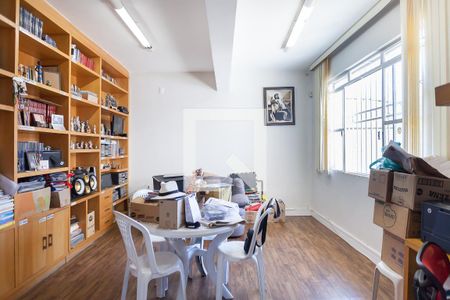 Casa à venda com 250m², 5 quartos e 2 vagas Casa à venda com 250m², 5 quartos e 2 vagasEscritório