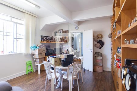 Casa à venda com 250m², 5 quartos e 2 vagas Casa à venda com 250m², 5 quartos e 2 vagasEscritório