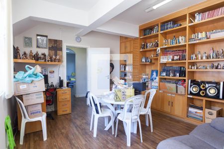 Casa à venda com 250m², 5 quartos e 2 vagas Casa à venda com 250m², 5 quartos e 2 vagasEscritório