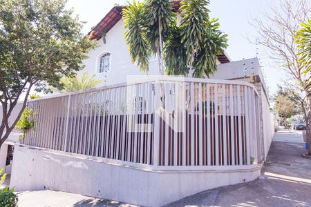 Casa à venda com 250m², 5 quartos e 2 vagas Casa à venda com 250m², 5 quartos e 2 vagasFachada