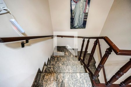 Casa à venda com 226m², 3 quartos e 2 vagas Casa à venda com 226m², 3 quartos e 2 vagasEscada