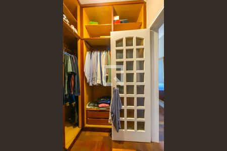 Casa à venda com 240m², 4 quartos e 2 vagasCloset da Suíte 1