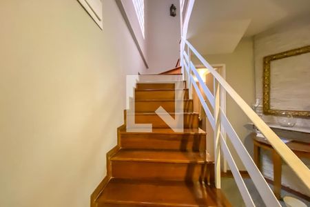 Casa à venda com 240m², 4 quartos e 2 vagasEscada