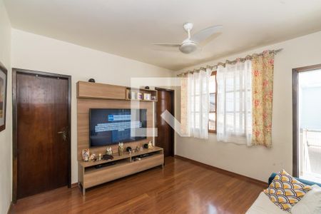 Casa à venda com 180m², 5 quartos e 5 vagas Casa à venda com 180m², 5 quartos e 5 vagasCasa fundos - Sala