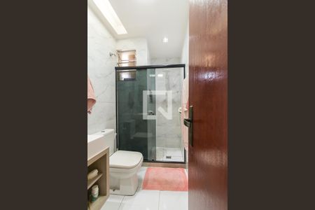 Casa à venda com 180m², 5 quartos e 5 vagas Casa à venda com 180m², 5 quartos e 5 vagasCasa fundos - Banheiro