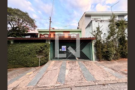 Casa à venda com 150m², 3 quartos e 2 vagas Casa à venda com 150m², 3 quartos e 2 vagasFachada