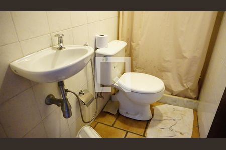 Casa de condomínio para alugar com 460m², 4 quartos e 2 vagasBanheiro de Serviço