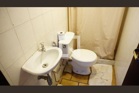 Casa de condomínio para alugar com 460m², 4 quartos e 2 vagasBanheiro de Serviço