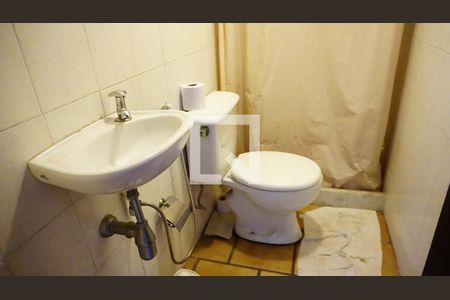 Casa de condomínio para alugar com 460m², 4 quartos e 2 vagasBanheiro de Serviço