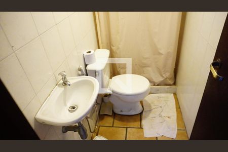 Casa de condomínio para alugar com 460m², 4 quartos e 2 vagasBanheiro de Serviço