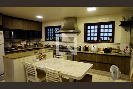 Casa de condomínio para alugar com 460m², 4 quartos e 2 vagasCozinha