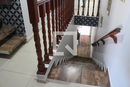 Casa à venda com 270m², 4 quartos e 3 vagasEscada