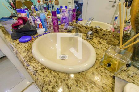 Apartamento à venda com 228m², 4 quartos e 3 vagas Apartamento à venda com 228m², 4 quartos e 3 vagasBanheiro da Suíte 1