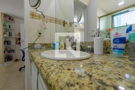 Apartamento à venda com 228m², 4 quartos e 3 vagas Apartamento à venda com 228m², 4 quartos e 3 vagasBanheiro da Suíte 4