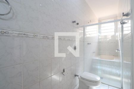 Casa à venda com 350m², 4 quartos e 6 vagasBanheiro da Suíte 2