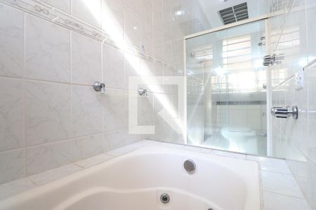 Casa à venda com 350m², 4 quartos e 6 vagasBanheiro da Suíte 2