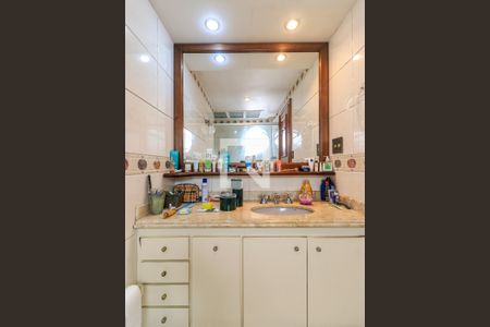 Apartamento à venda com 170m², 4 quartos e 2 vagas Apartamento à venda com 170m², 4 quartos e 2 vagasBanheiro da Suíte