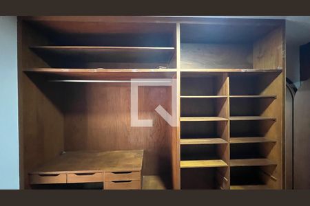 Casa para alugar com 929m², 4 quartos e 4 vagas Casa para alugar com 929m², 4 quartos e 4 vagasCloset da suíte 1