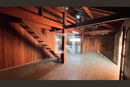 Casa para alugar com 929m², 4 quartos e 4 vagas Casa para alugar com 929m², 4 quartos e 4 vagasSótão
