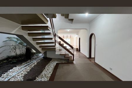 Casa para alugar com 929m², 4 quartos e 4 vagas Casa para alugar com 929m², 4 quartos e 4 vagasEscada