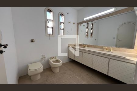 Casa para alugar com 929m², 4 quartos e 4 vagas Casa para alugar com 929m², 4 quartos e 4 vagasBanheiro da Suíte 2